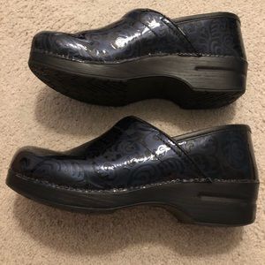 Size 40 Midnight blue Danskos with scroll work